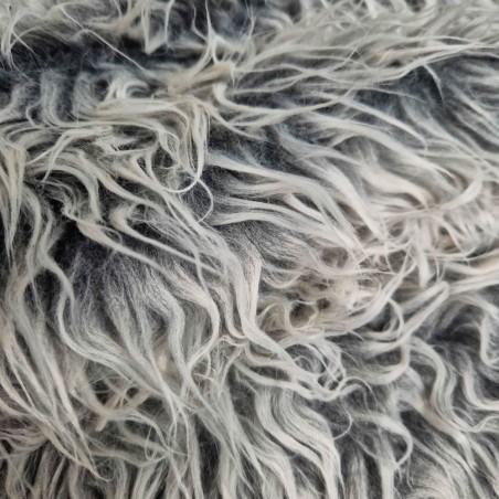 Pelo largo bicolor gris